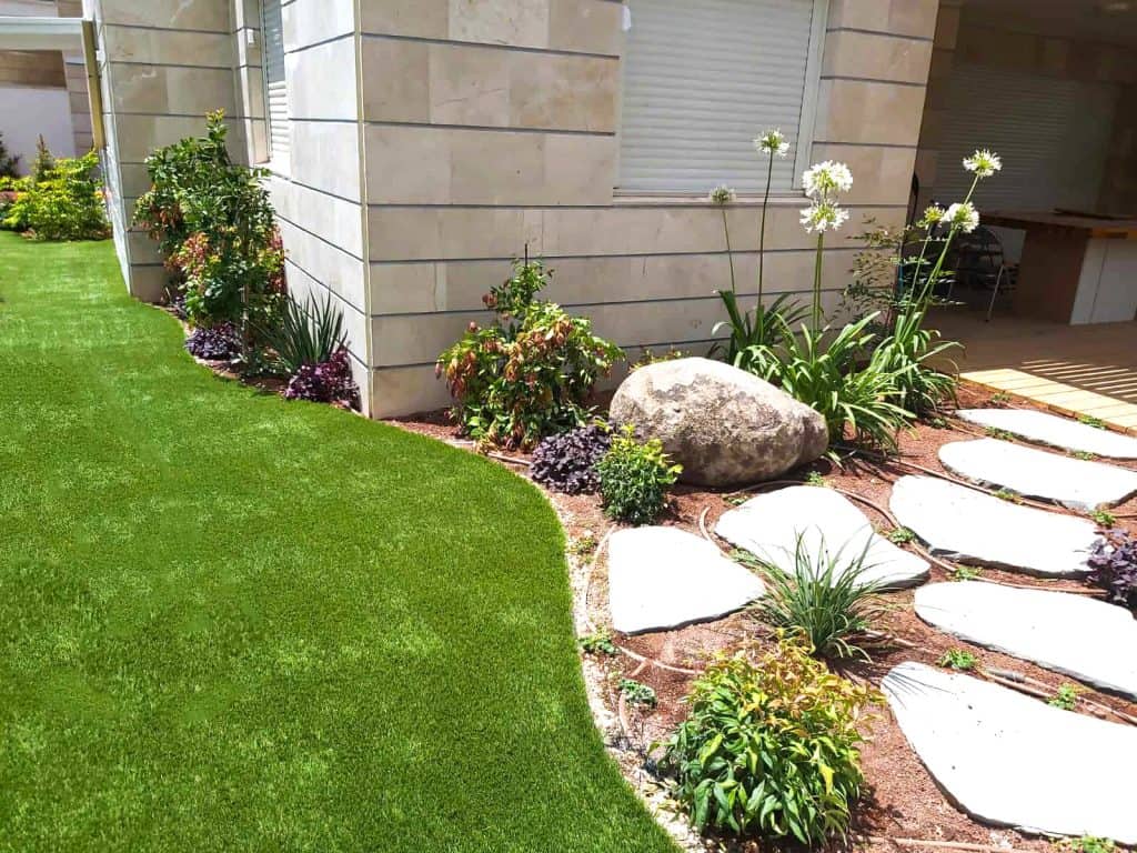 התקנת דשא סינטטי והקמת גינה